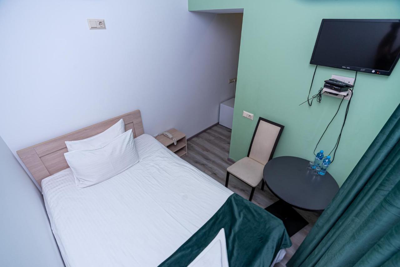 Tiflis Hotel Bagian luar foto