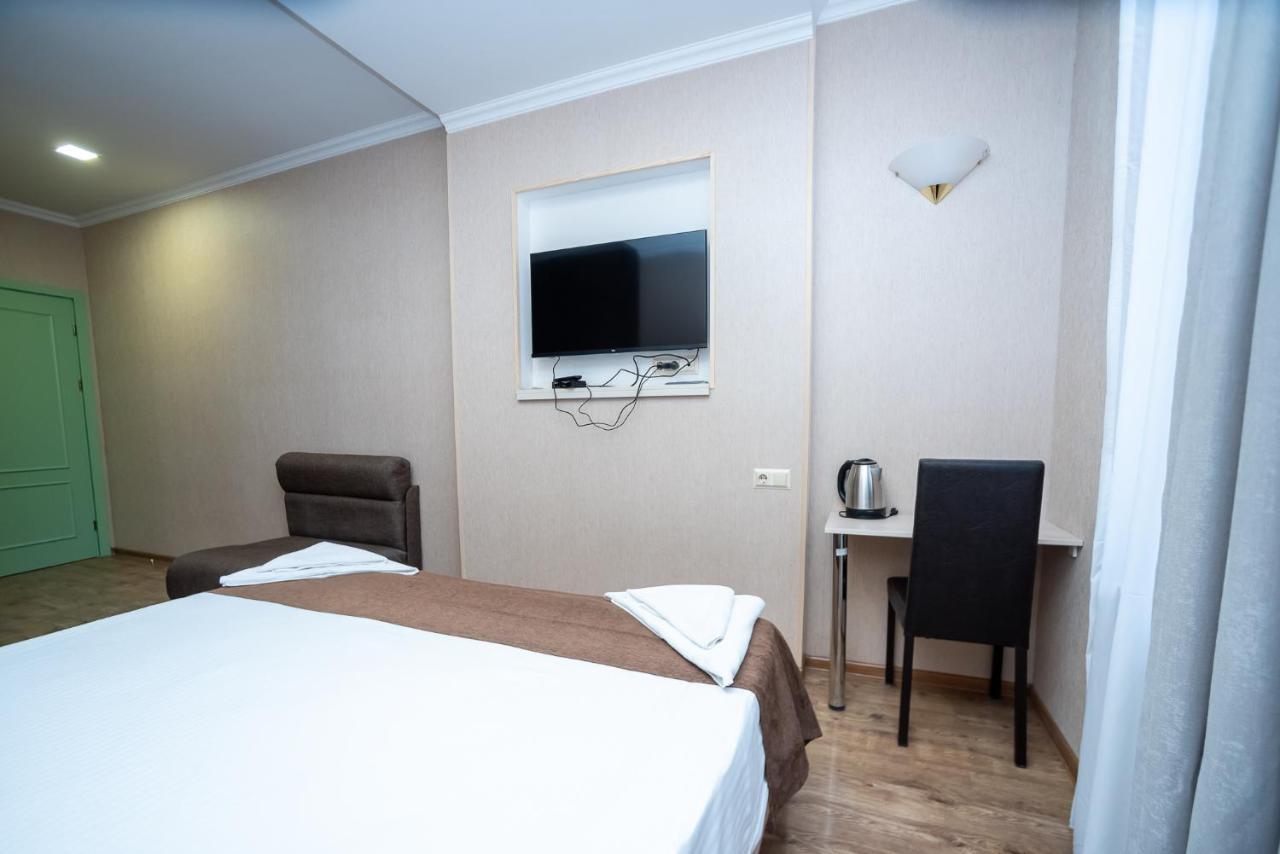 Tiflis Hotel Bagian luar foto