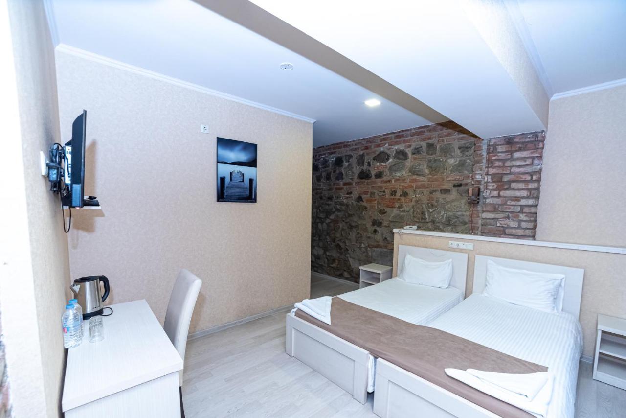 Tiflis Hotel Bagian luar foto