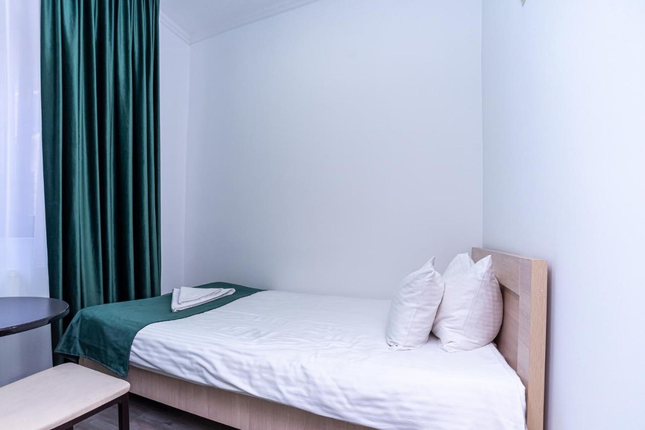 Tiflis Hotel Bagian luar foto