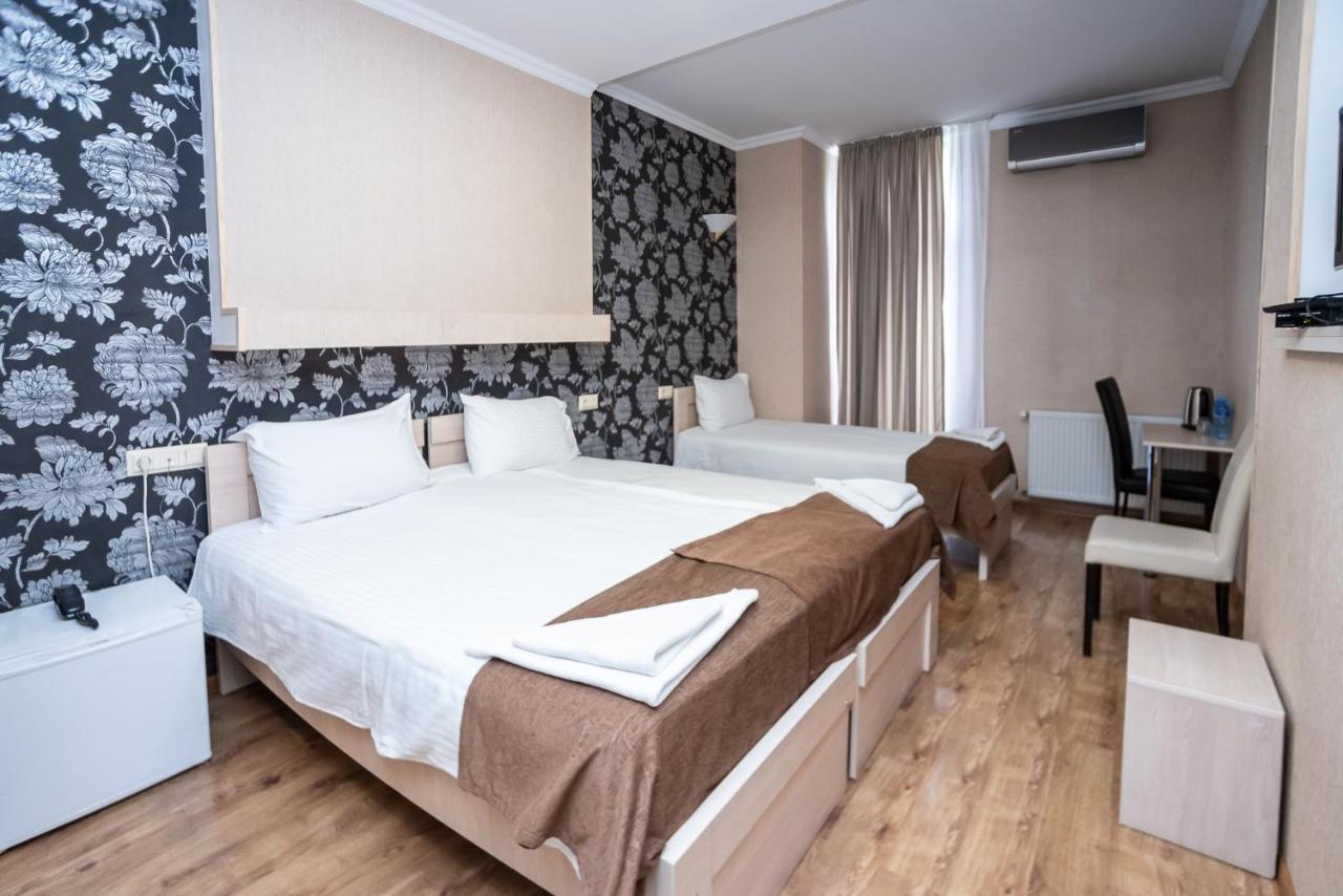 Tiflis Hotel Bagian luar foto