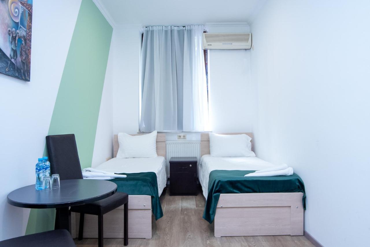 Tiflis Hotel Bagian luar foto