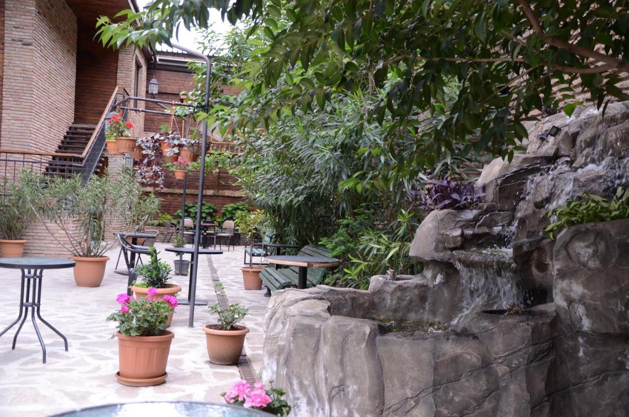 Tiflis Hotel Bagian luar foto