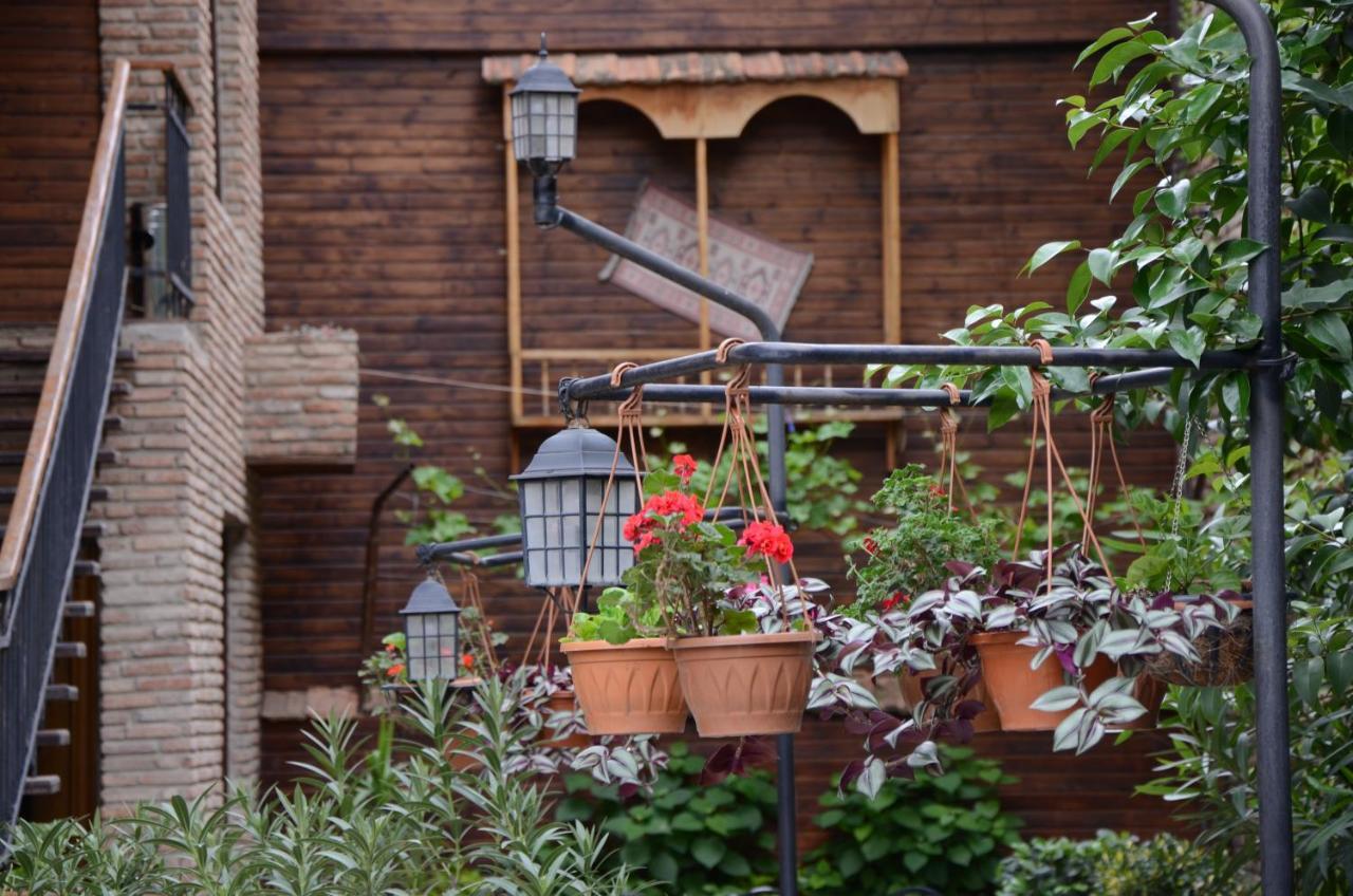 Tiflis Hotel Bagian luar foto